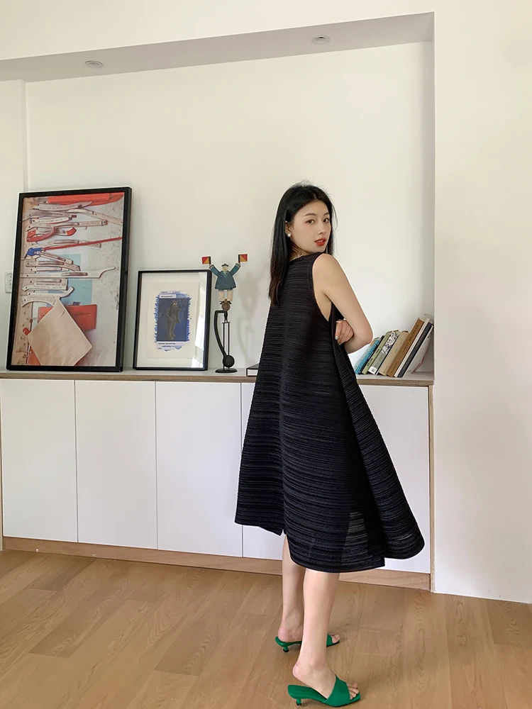 Miyake Plissierte Damenkleider Lose Übergröße Hochwertige Eleganz Ärmellos Mittellanger Rock Frühling 2025 Neu – Detail 17