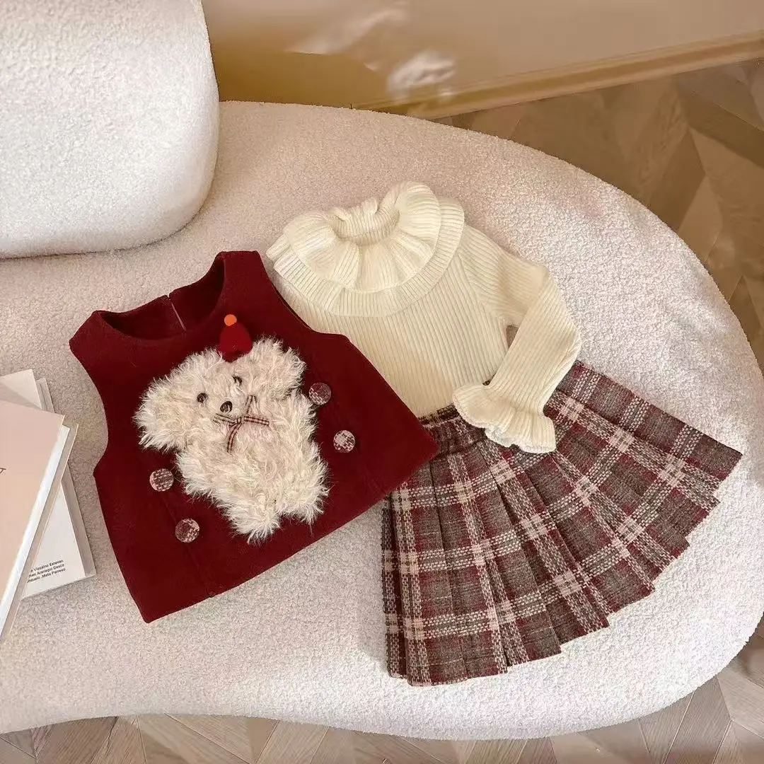 

Осенне-зимний комплект для девочек, новинка 2025 года, красный плюшевый жилет для собак, вязаное нижнее пальто, клетчатая юбка, модный комплект из 3 предметов