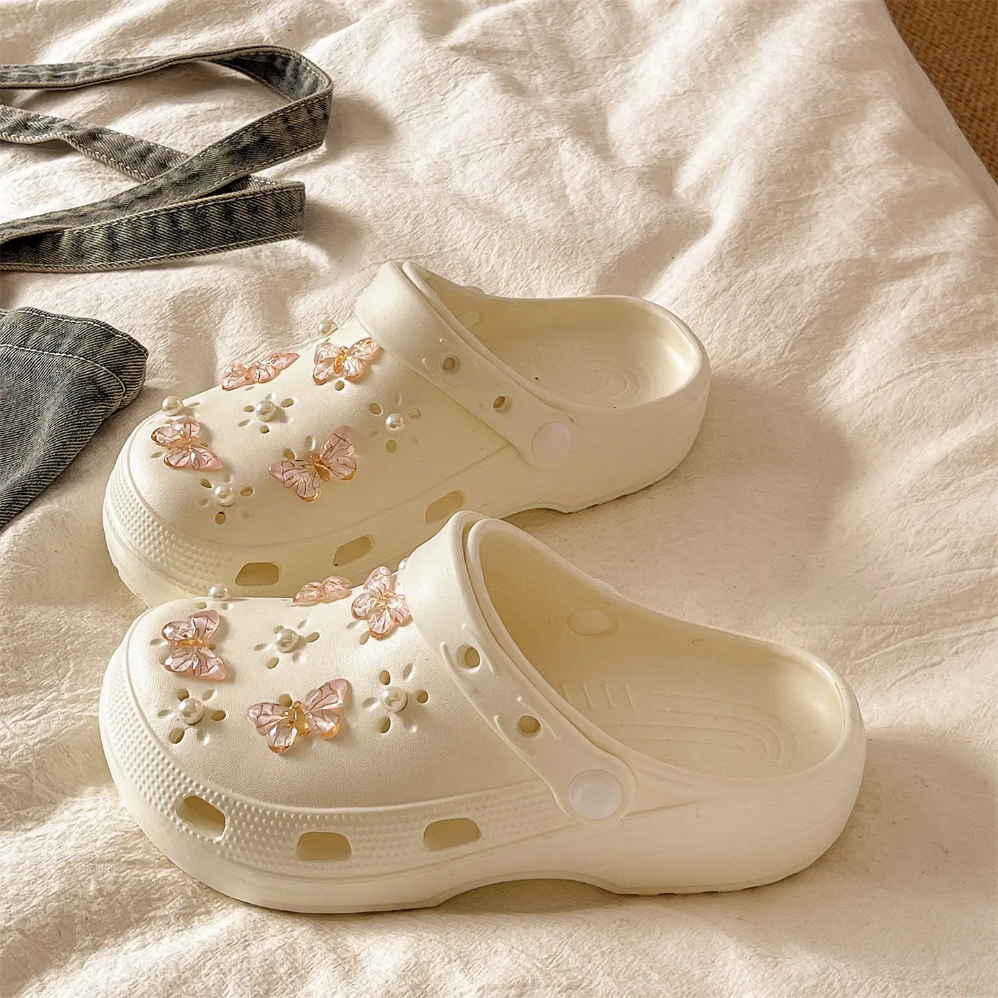 

Женские шлепанцы EVA на толстой подошве, лето 2026, новые, милые, с бабочками и жемчугом, пляжные, для прогулок, нескользящие, красивые белые сандалии