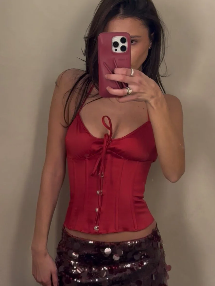 

Guizi Red Satin Fishbone Corset with V-Neck Design, Adjustable Back Straps for a Slimming Look, Sexy Hot Girl Camisole, High-Quality Women's Top