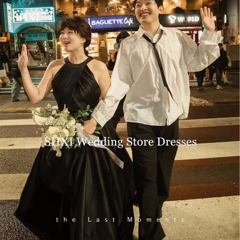 SHXI فستان زفاف أسود برقبة رسن بدون ظهر، تنورة متدفقة من الساتان، ثوب أنيق كوري لالتقاط الصور، تخصيص العروس الليلية الحضرية