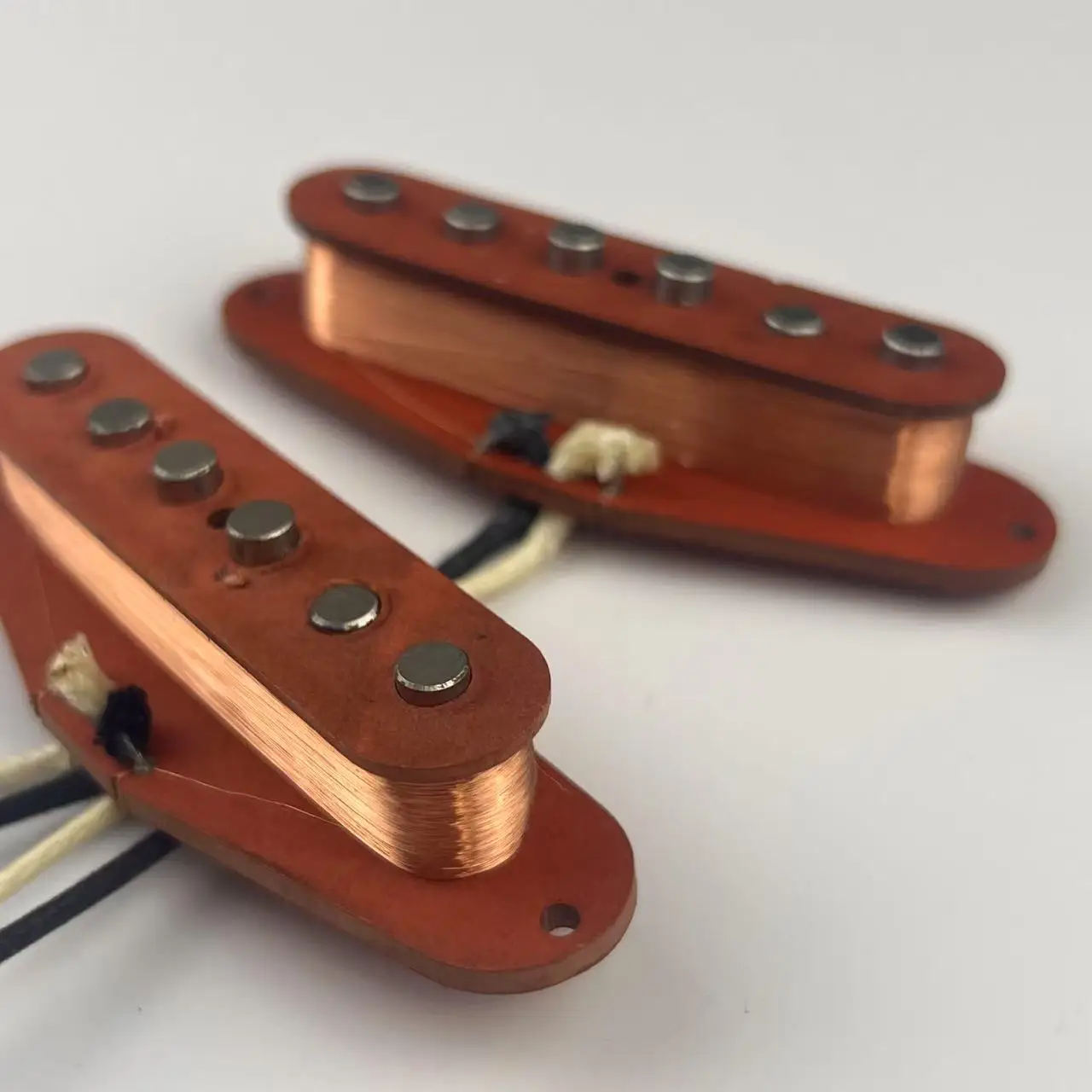 Ensemble de micros à bobine unique ST Style Vintage '57 pour Stratocaster-micros de guitare électrique SSS faits à la main avec panneau de fibres rouge (1 jeu)