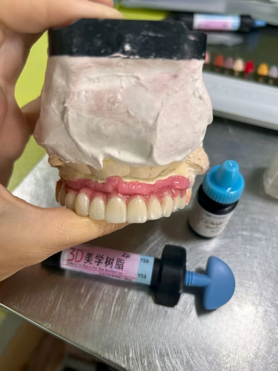 วัสดุอุดฟันคอมโพสิตเรซิ่นแข็งแบบโฟโตเคียวริ่งสำหรับทันตกรรม 4 กรัม/ชิ้น สำหรับอุดช่องว่างระหว่างฟัน วัสดุสำหรับงานทันตกรรมและอุปกรณ์ในห้องปฏิบัติการ