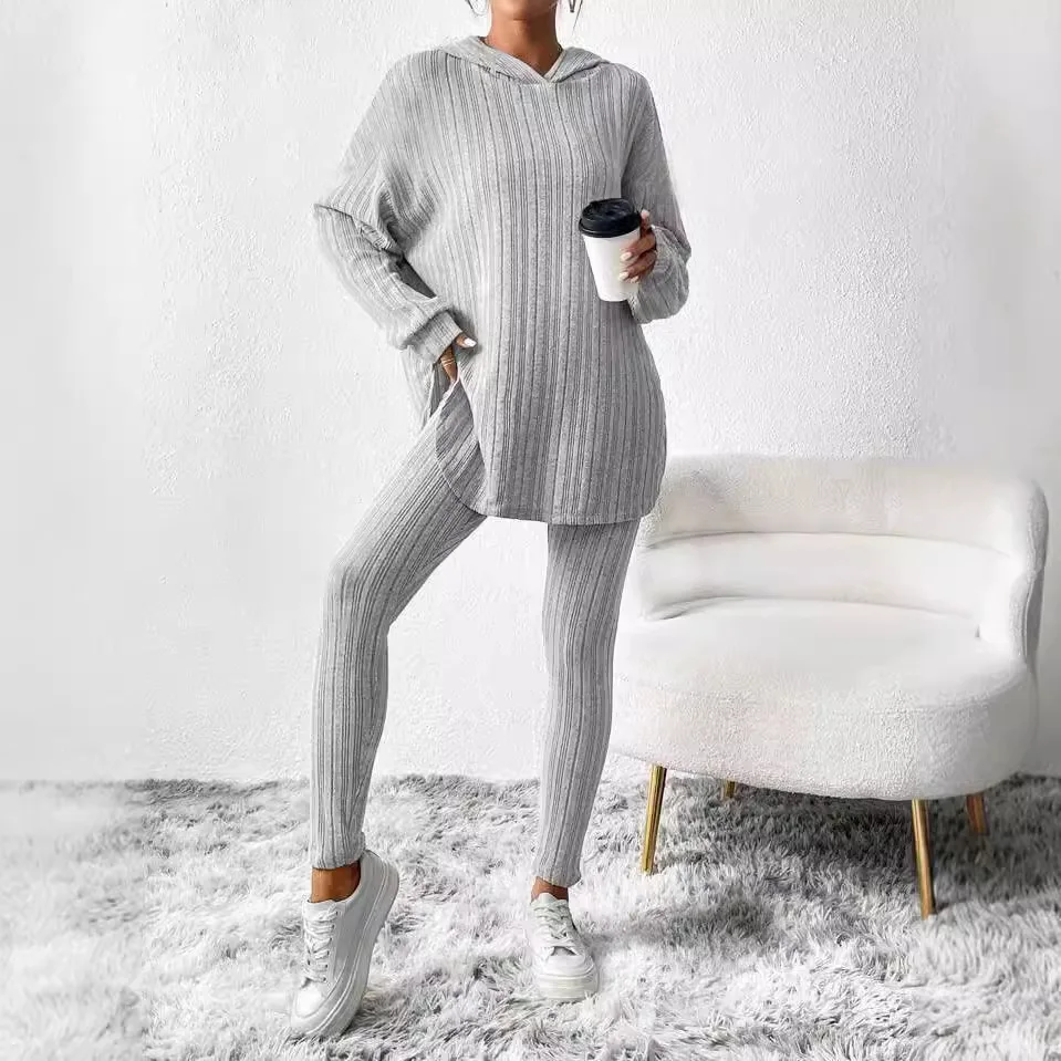 

Повседневный комплект из топа с разрезами по низу и брюк для весны и осени: женский облегающий топ с длинным рукавом и капюшоном и узкие брюки, комплект из двух предметов