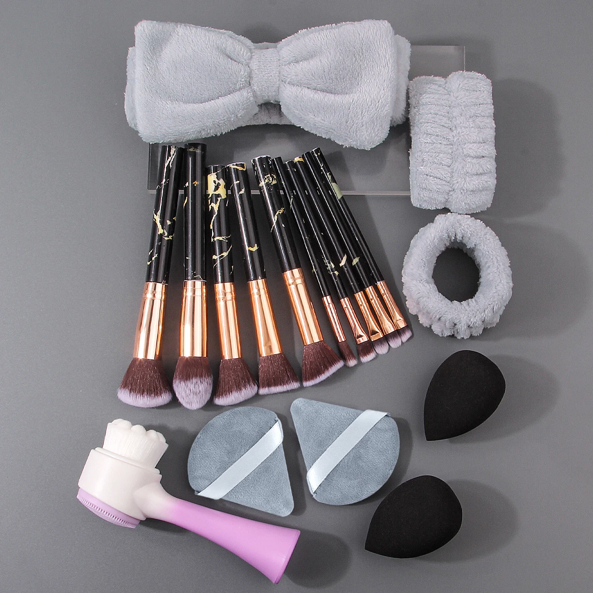 18個の多機能メイクブラシセット + ソフトメイクスポンジエッグパフ + リボンヘアバンドリストストラップ + フェイスブラシ