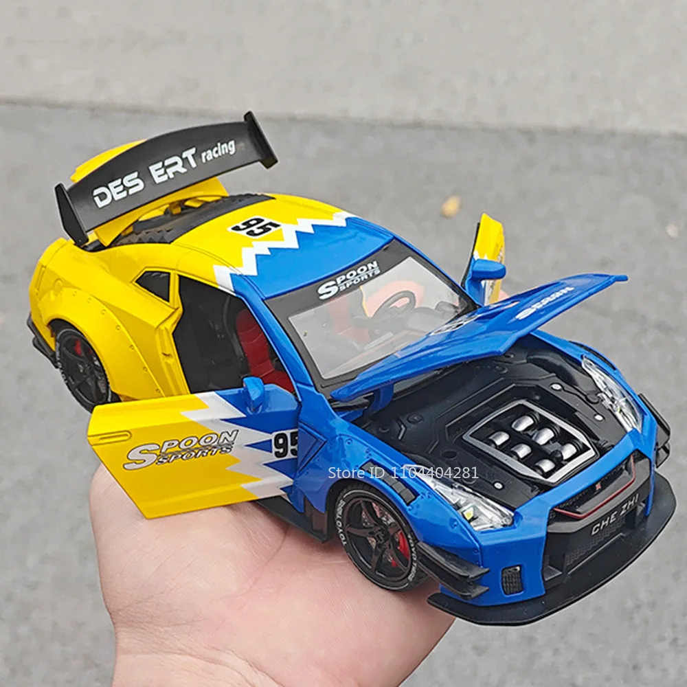 Coche de juguete de aleación GTR 1:24, modelo fundido a presión, versión en aerosol, puertas de dirección de rueda delantera, luz de sonido abierta, vehículo extraíble, regalo de vacaciones