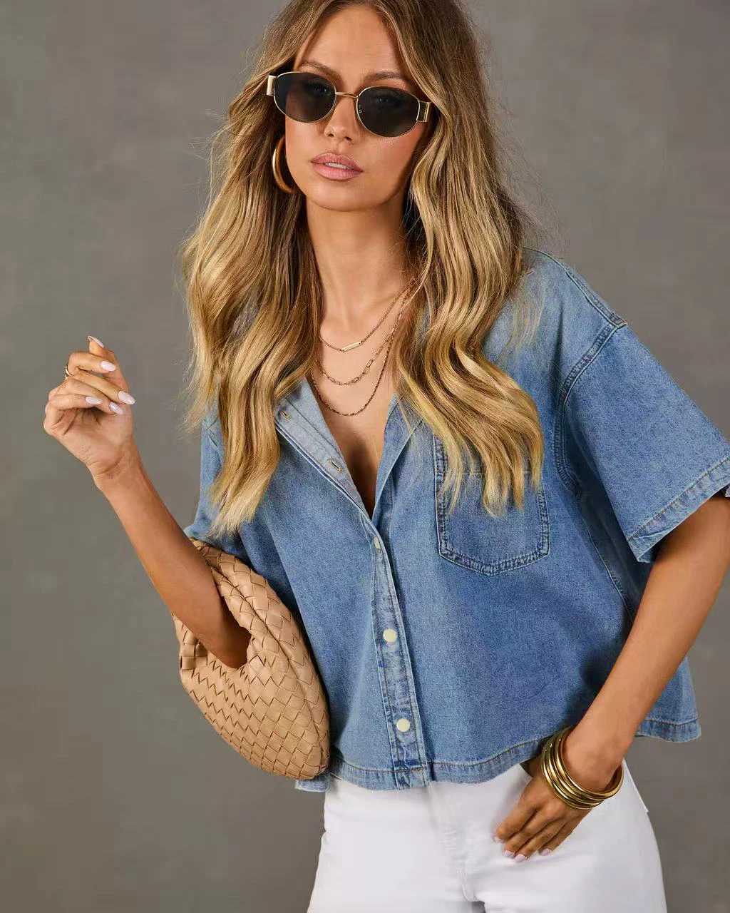 Locker geschnittenes kurzes Hemd im Denim-Stil, minimalistisches Design, einzelne Tasche, lässiges Kurzarm-Jeans-Oberteil – Detail 3