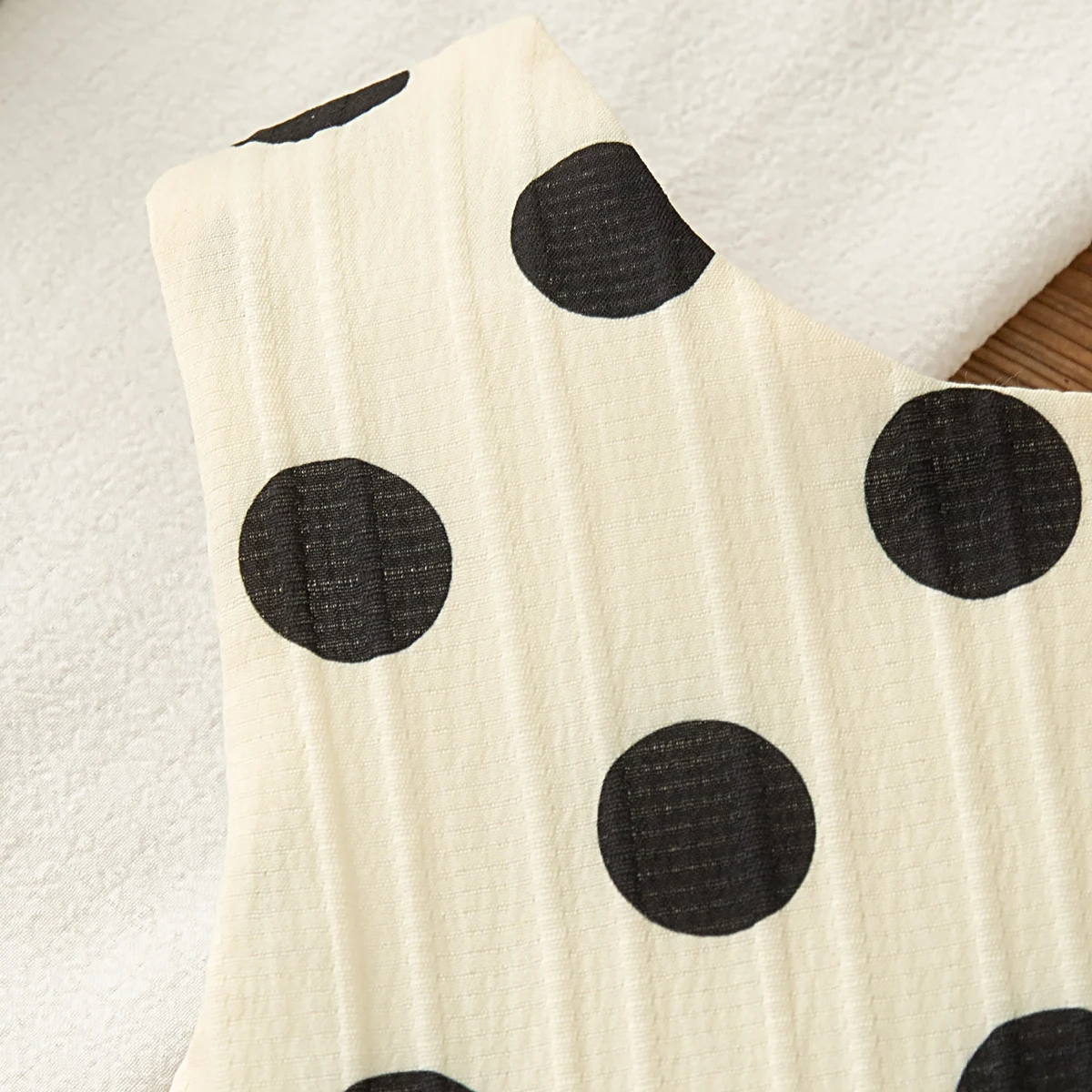 Koreanischer Stil für Kleinkinder, 2-teiliges Set, gepunktetes, ärmelloses Oberteil mit Schleife und Shorts, Sommer-Baumwoll-Outfit für Babys – Detail 5