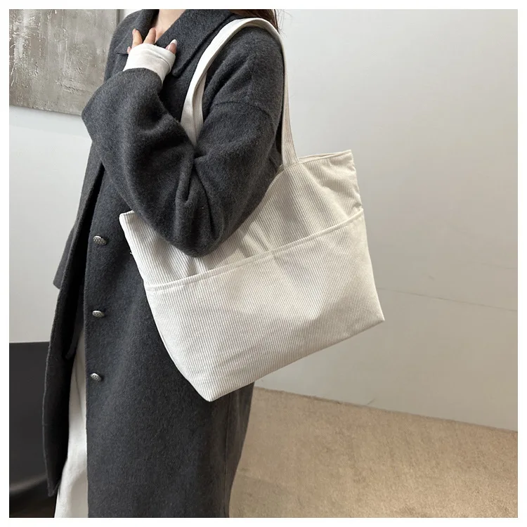 Lässige Cord-Tragetasche mit großem Fassungsvermögen, minimalistischem Design, weicher Stoff, Schultertasche für Damen, ideal für den täglichen Pendlergebrauch. – Detail 12