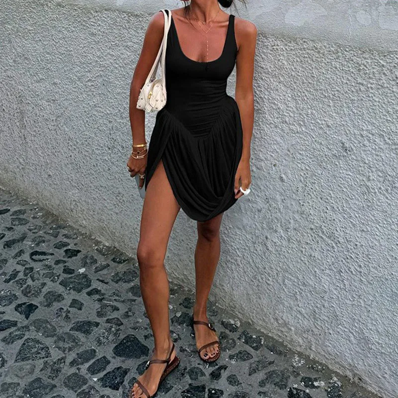 トレンディな海岸の魅力を解き放ちましょう! ブラックの非対称ノースリーブ スリット ドレス - ファッションと楽な魅力が融合したドレス