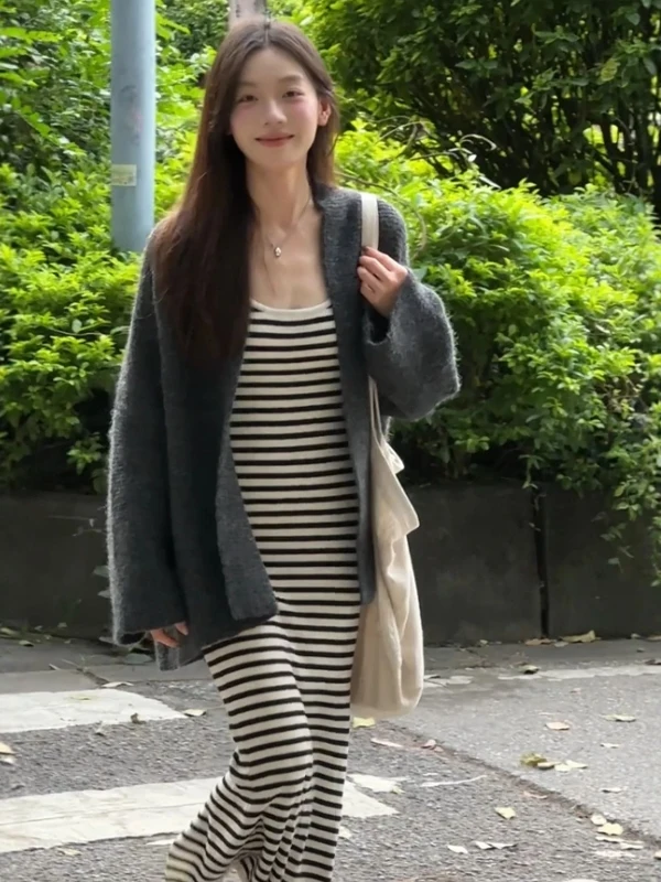 

Ретро-комплект из двух предметов: вязаный кардиган и платье в полоску с бретелями, элегантный готовый образ, модный женский комплект Весна 2025