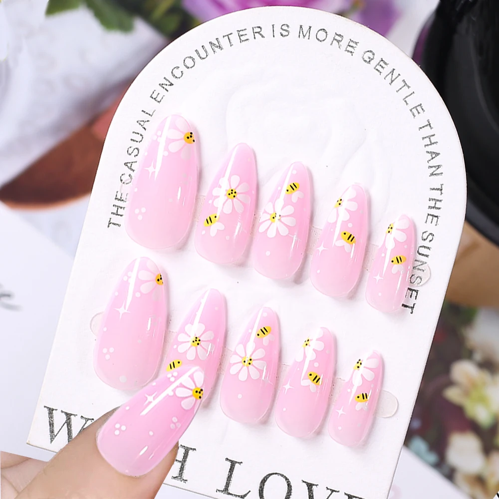 24 stuks lichtroze amandel kunstnagels zoete zomer nep nagel schattige bloemen bijennagels tips eenvoudige acryl druk op nagels voor meisjes-_
