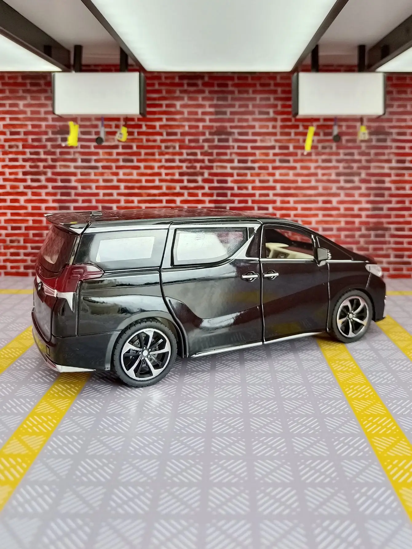 

1:24 simulation Lexus LM300H alloy car model with doors that can be opened, sound and light feedback, and business car