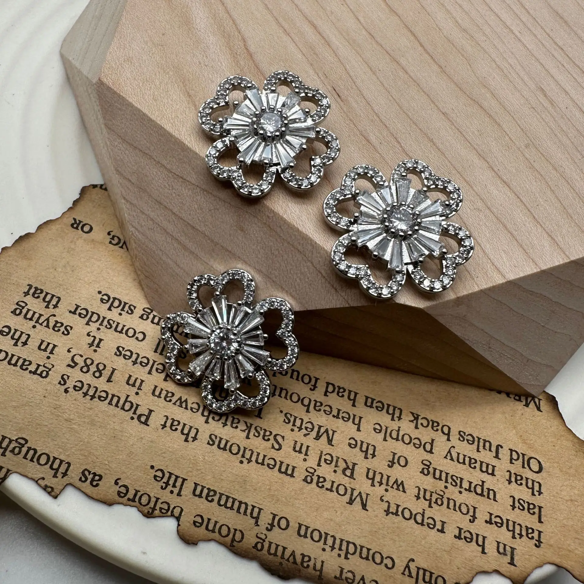 5pc/lot Luxury flower Rhinestone Buttons for Clothing Cubic Zircon Shank Button Decorative CZ Sewing Buttons for Shirt Cuff Link