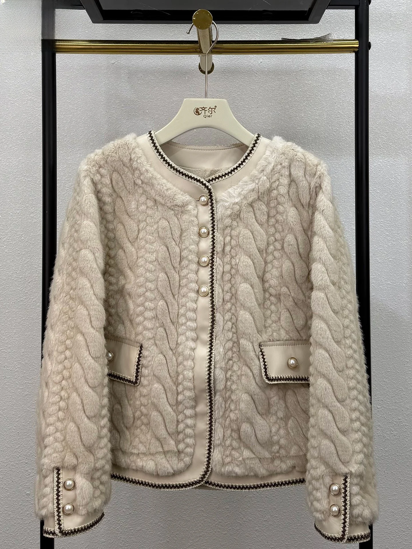 

Модная короткая шуба из меха 2024 года, новинка зимы, в стиле маленькой французской шубы, из норкового бархата, с кожаными и меховыми вставками, элегантная.