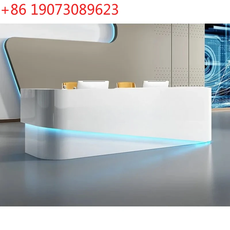 

Стойка регистрации компании White Paint Arc