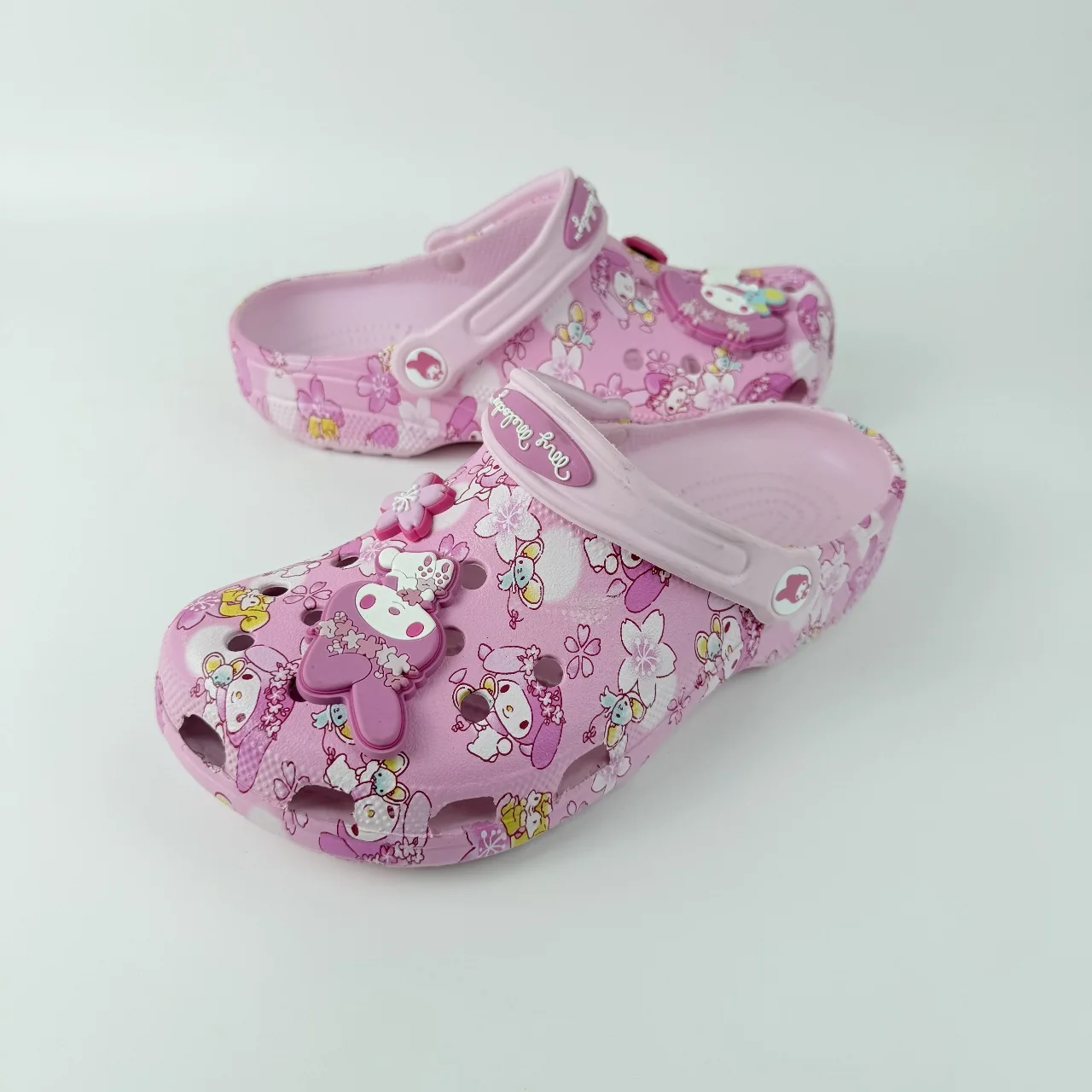 

Sanrio Cute Cartoon Melody Hello Kitty Summer Sandals Shoes Women 2026 Kawaii Outdoor Versatile Beach Slippers Girls Versatile
