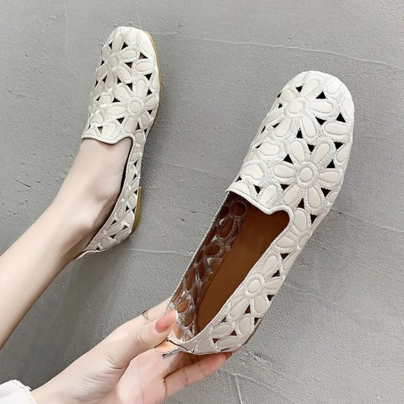 

Trendy 2025 Women's Casual Flats: Round Toe PU Leather Shoes with Floral Embroidery & Low Block Heel for Summer Outfits