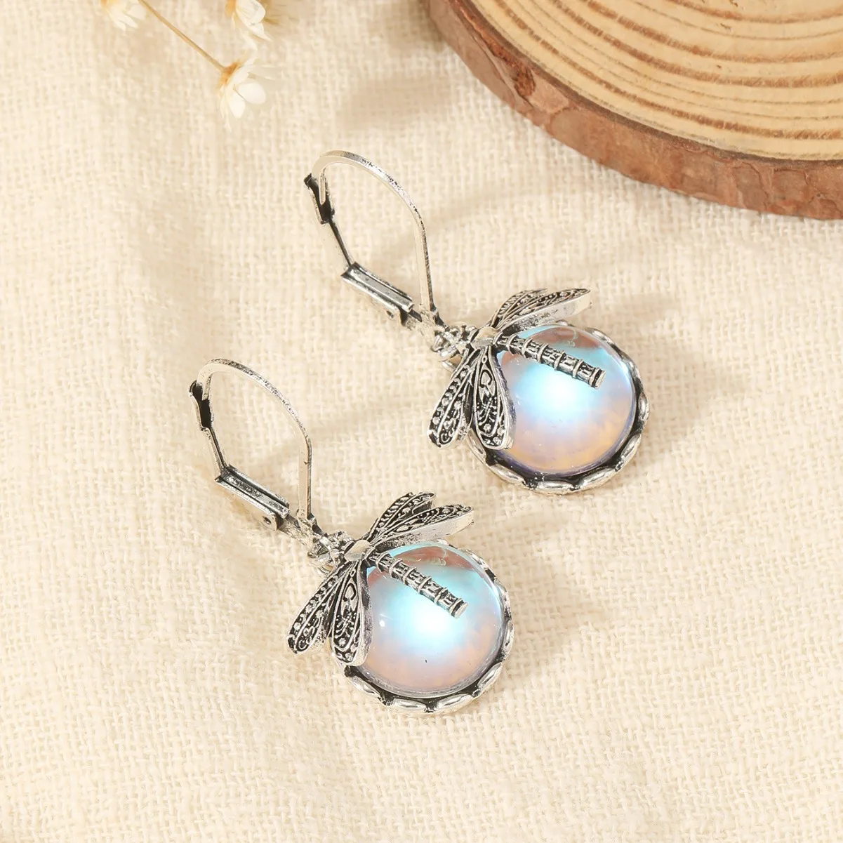 

Серьги-подвески в виде стрекозы зеленого цвета; харизматические женские украшения; богемные серьги.