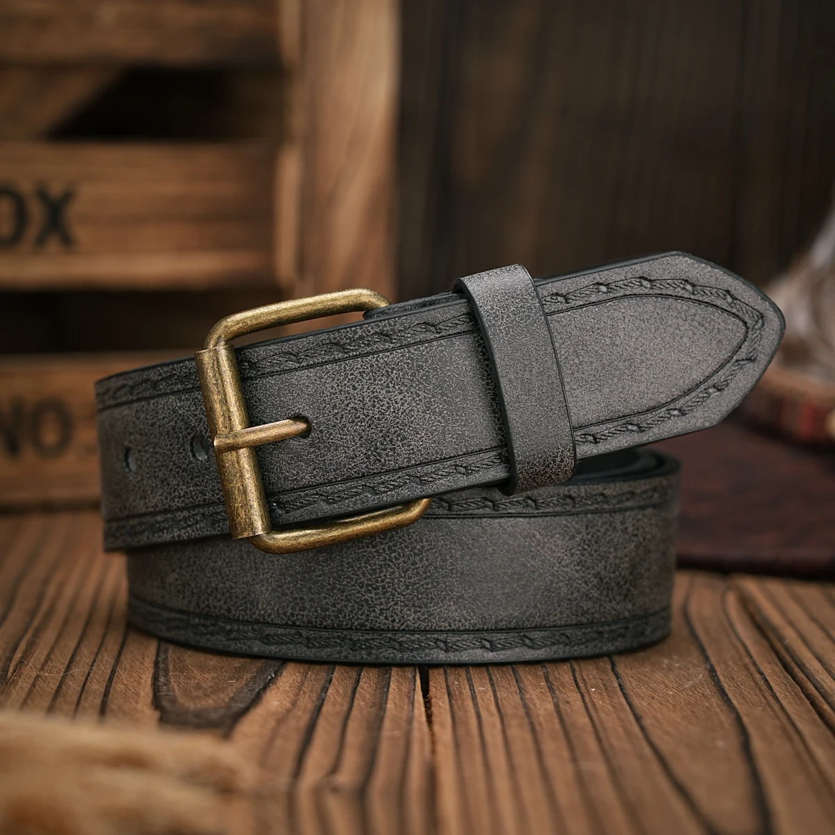 A men\'s and women\'s matching belt with retro button closure, PU faux thread embossed belt, casual style, versatile.