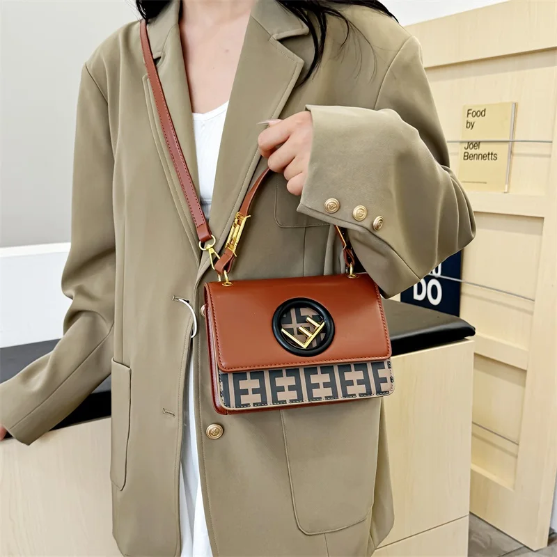 

Классическая роскошная сумка для подгузников: элегантная женская сумка через плечо с винтажным дизайнерским оформлением и большой вместимостью.