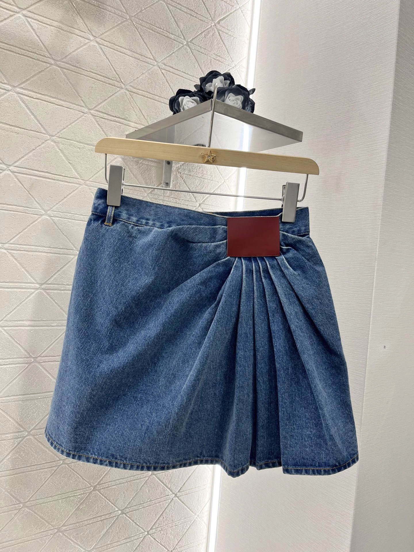 

2025 leather label pleated fashionable denim half skirt, breathable and comfortable
