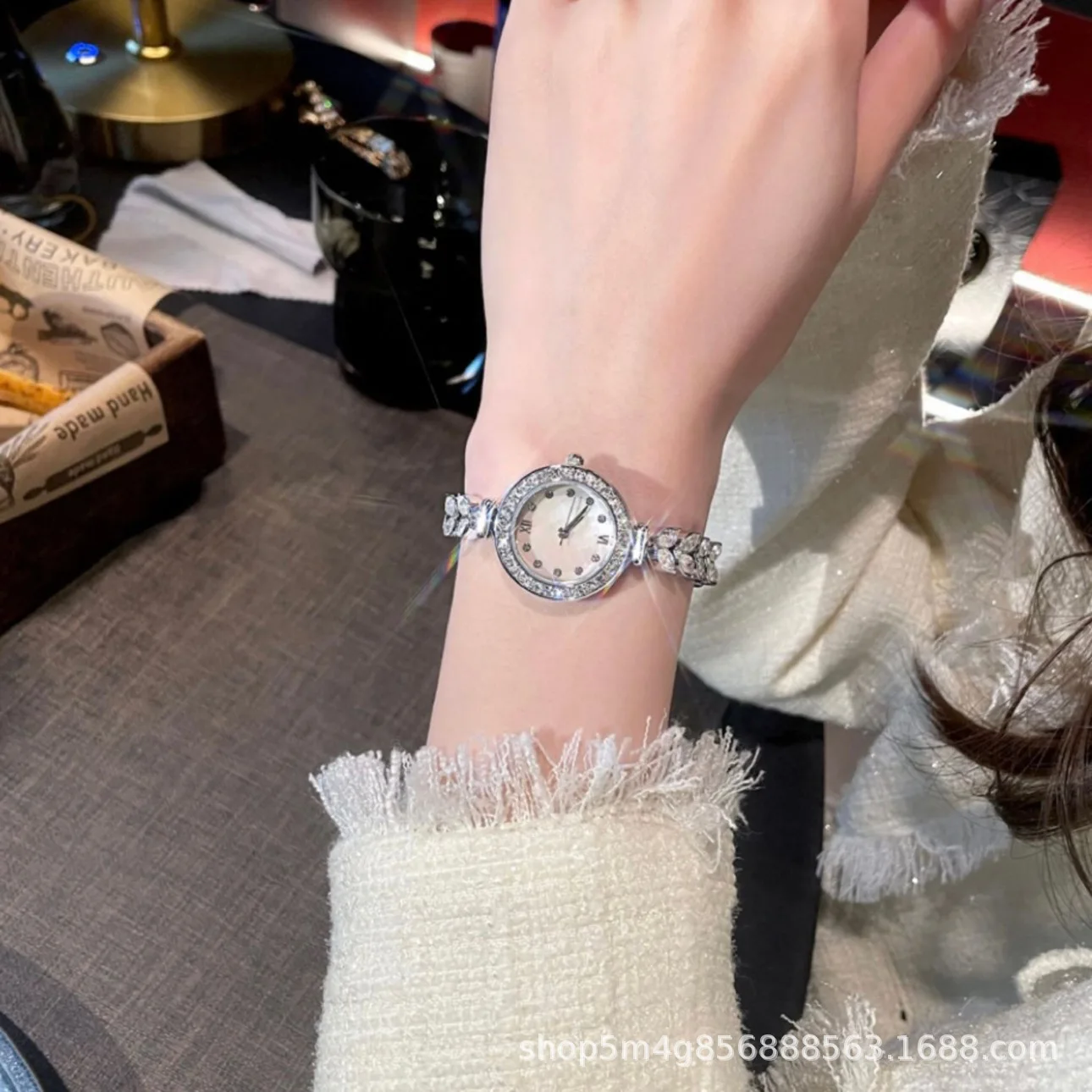 Geshi Mermaid Ladies Watch - Luxurious, versatile, trendy, fashionable, simple and elegant wristwatch with exquisite design.