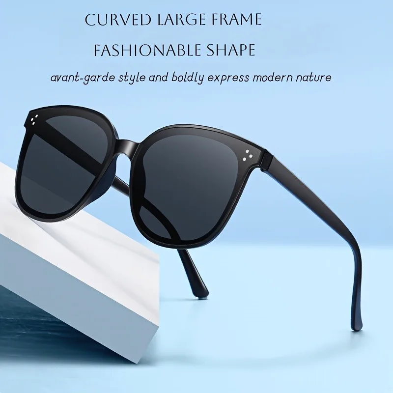 1 Pair of Over the counter Fashionable Glasses Lightweight Street Style Taking Photos Every Day To Keep Up with The Trend