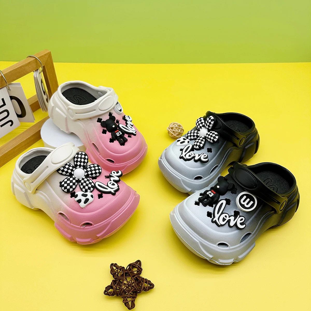 

Cute and Versatile Family Slippers for Boys and Girls, New Cartoon Plaid Eva Clogs, Soft-Soled Non-Slip Toe-Cap Sandals 606