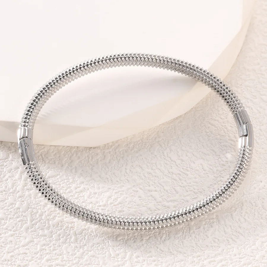 ZAKOL Wasserdichtes Edelstahl-Manschettenarmband, Armreifen für Damen, glattes Metall, zu öffnende Armbänder, Schmuck, Geschenk