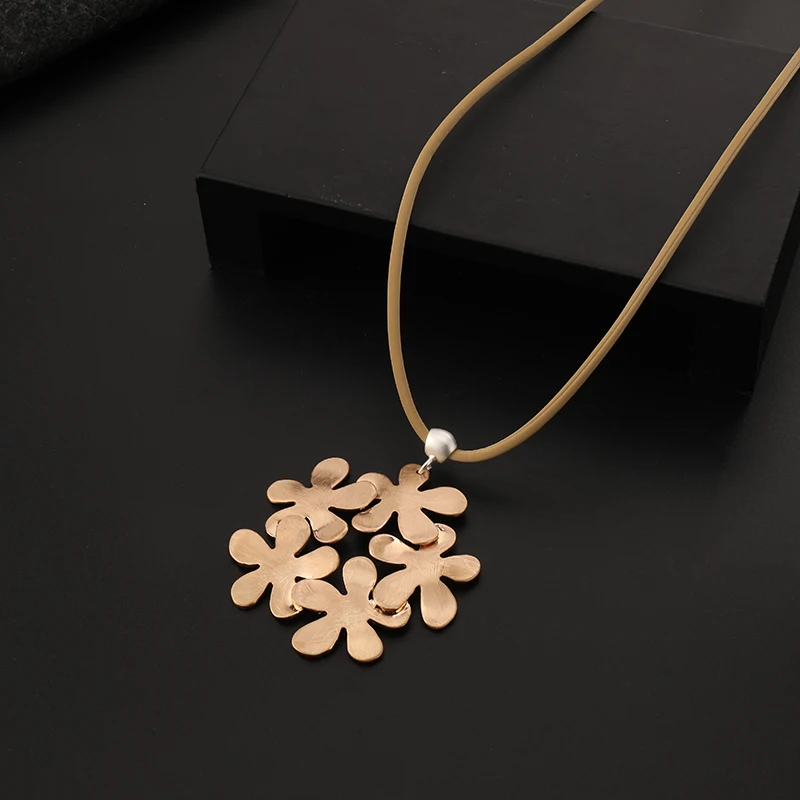 Hot Selling Zinc Alloy Floral Necklace Gold Plated Elegant Flower Long Pendant Necklace for Mom Gift