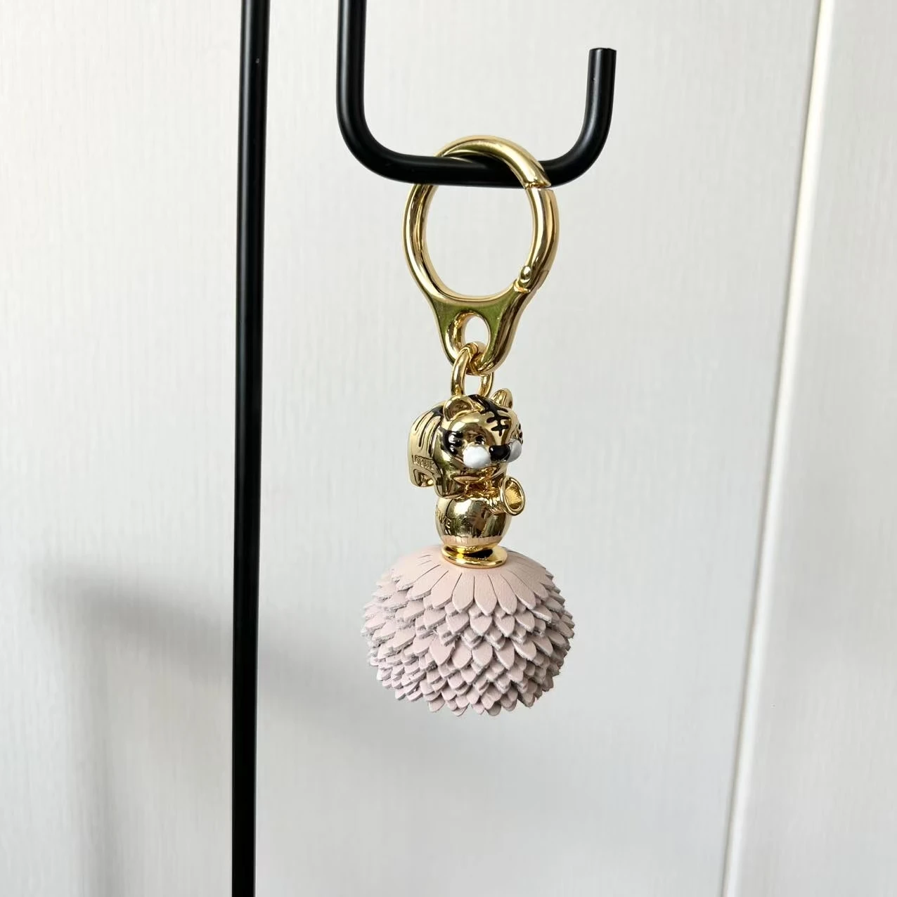 

Premium DIY Leather Floral Ornament with Metal Keyring for Crossbody Bags, Keys, and Car Decorations