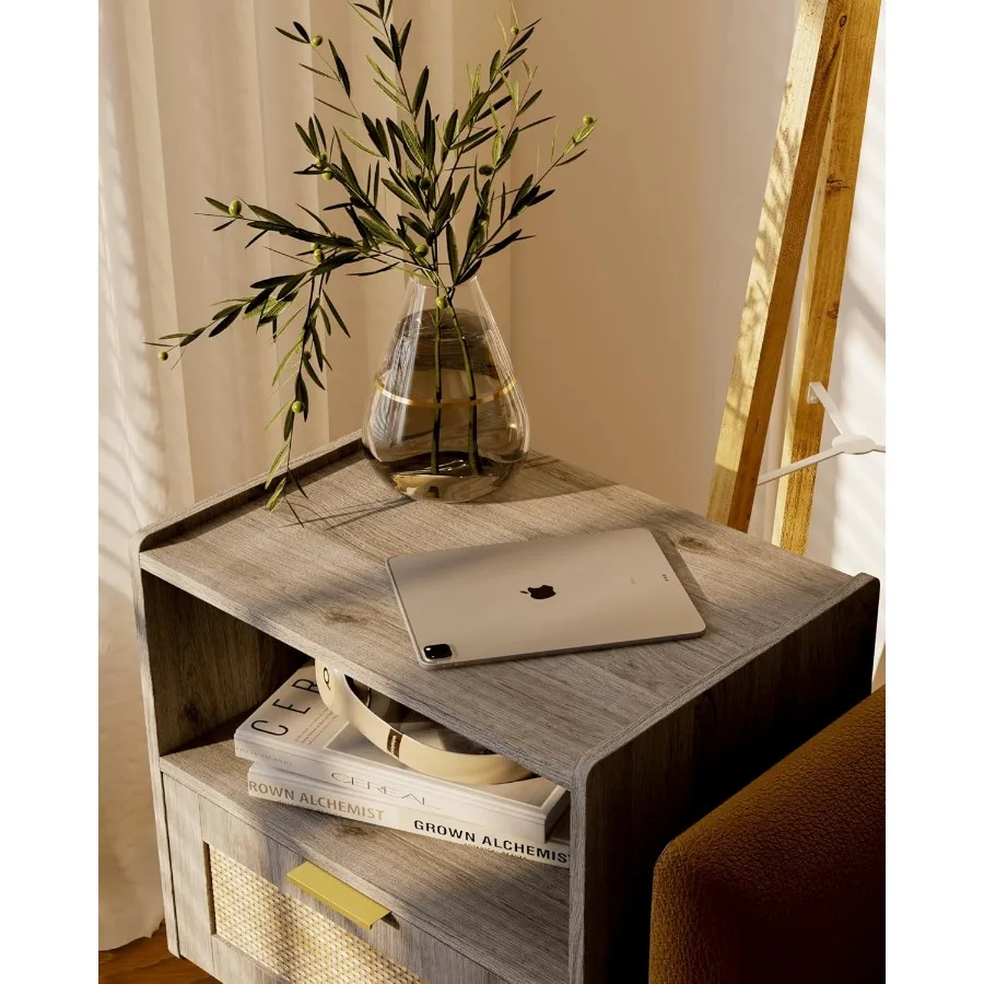 Mesita de noche moderna de ratán con cajón de almacenamiento y estante de madera abierto para dormitorio, sala de estar y espacios pequeños, muebles elegantes con acento