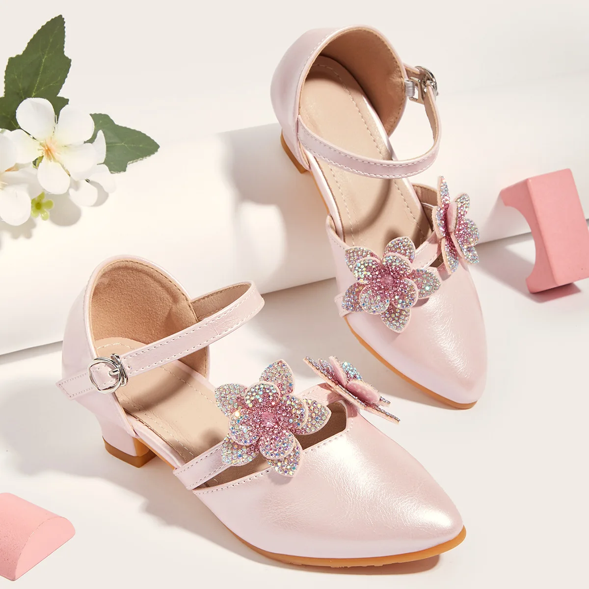 

2025 New Pointed Toe Girls' High Heels Fashion Flower Girls' Princess Leather Shoes Thick Heels Children's Sandals Pink
