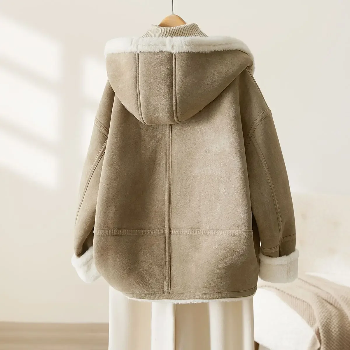 Casaco de pele de cordeiro elegante com capuz para mulheres inverno 2025 estilo coreano mini tamanho casaco sem couro confortável estilo casual