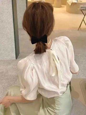 우아한 화이트 라운드 넥 버블 짧은 소매 슬리밍 탑 새틴 하프 스커트 두 조각 세트 여성 패션 여름 복장