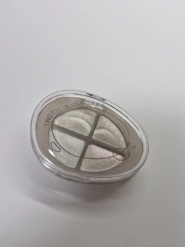 4-Color Pearlescent Highlighters Chameleon Polarized Glitter Diamond Eye Brightening Full Shimmer Highlight Palette Eyes Makeup photo review