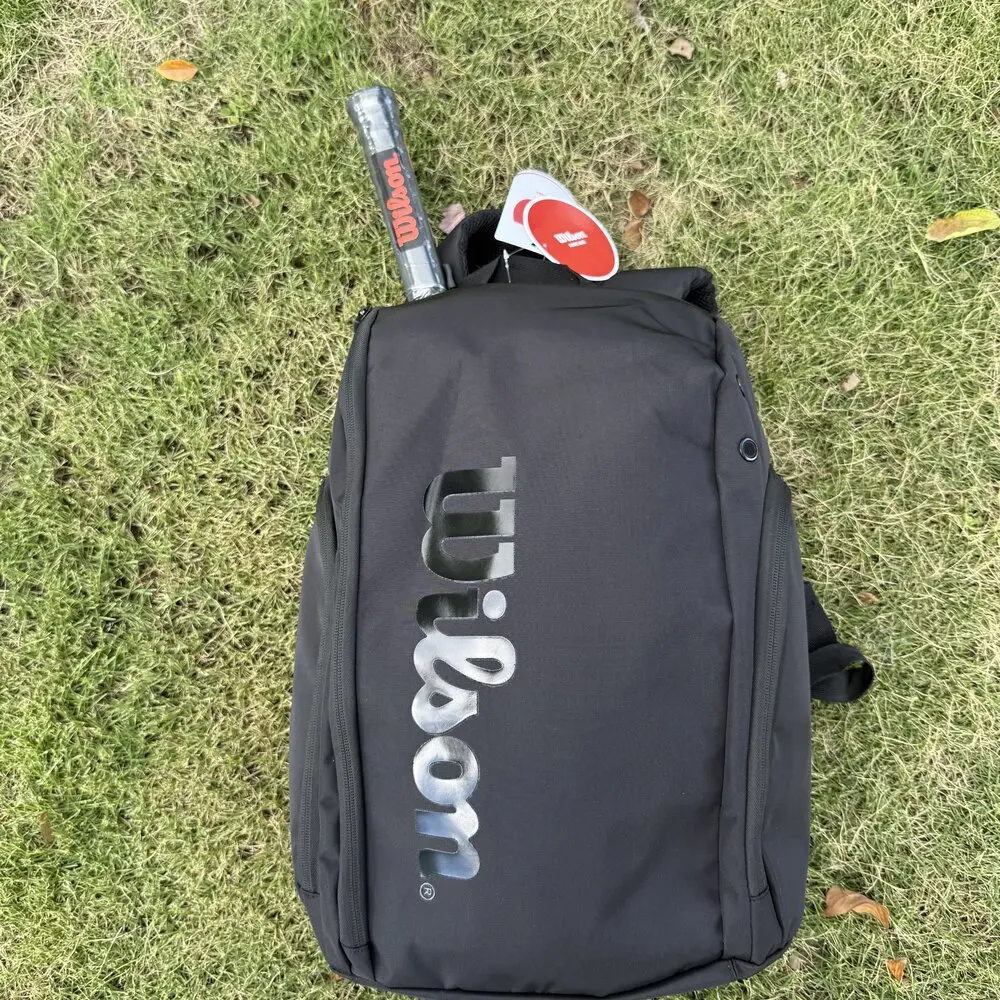 Tas Tenis Wilson Roger Federer Staf Pro Hitam V13 Ransel Tenis Tim Tur Super untuk 2 Raket dengan Kompartemen Isolasi