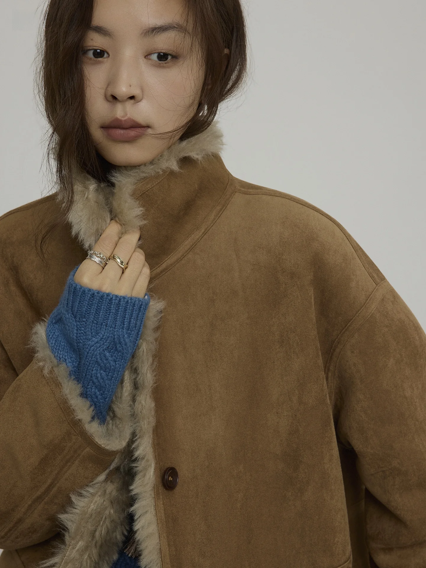 Jaqueta Feminina de Couro e Pele Dupla Face Elegante, Solta e Casual, Comprimento Médio, Fechamento por Botões, Poliéster