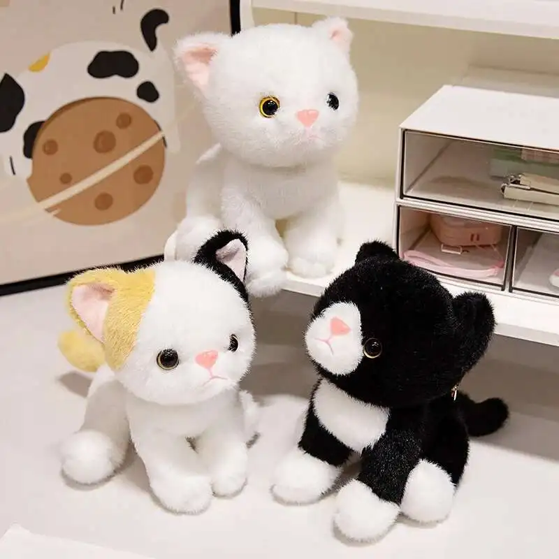 Muñeco colgante de gato sentado simulado de 15cm, juguete de peluche, Animal suave, llavero de gatito blanco y negro, muñeca, regalo de cumpleaños para niños