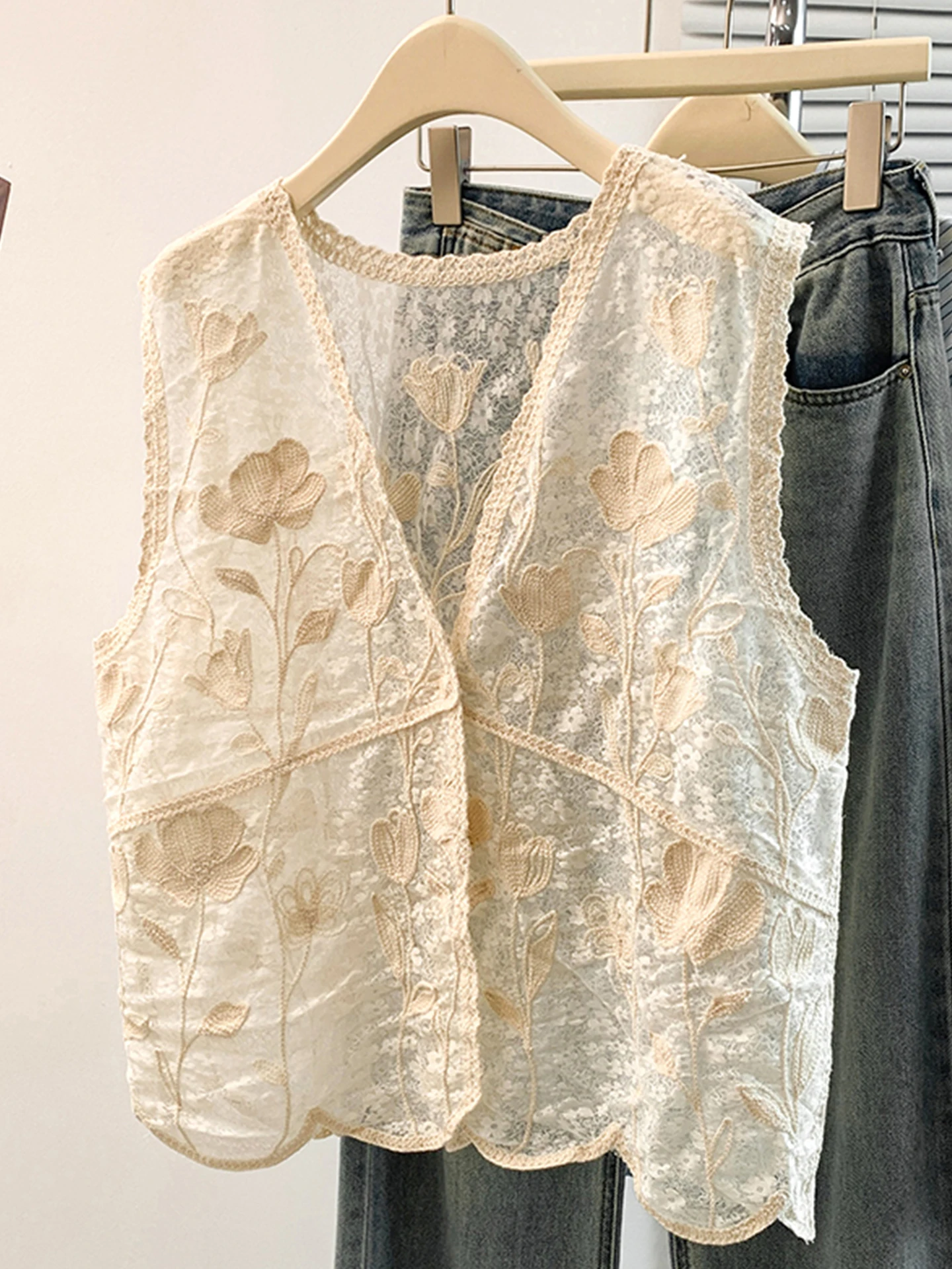 

Unique Beautiful V-Ne Embroidered Vest Women's Spring Summer Large Size Faionable Top Layered Svel Trendy Tank Top