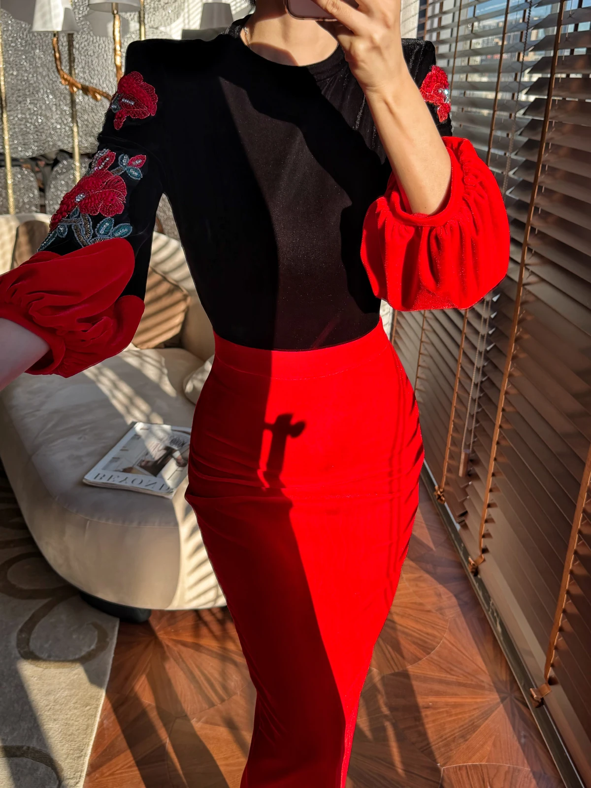 

Оригинальное платье XULU ручной работы из бархата с вышивкой бисером, приталенное, с цветными вставками, рукавами-фонариками, облегающее, простое и элегантное