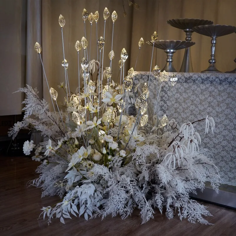 

Новые свадебные декорации: напольный светильник из кованого железа с золотым покрытием, цветочная композиция для окна, оформление сцены с Т-образным столом, указатель для свадебной дорожки