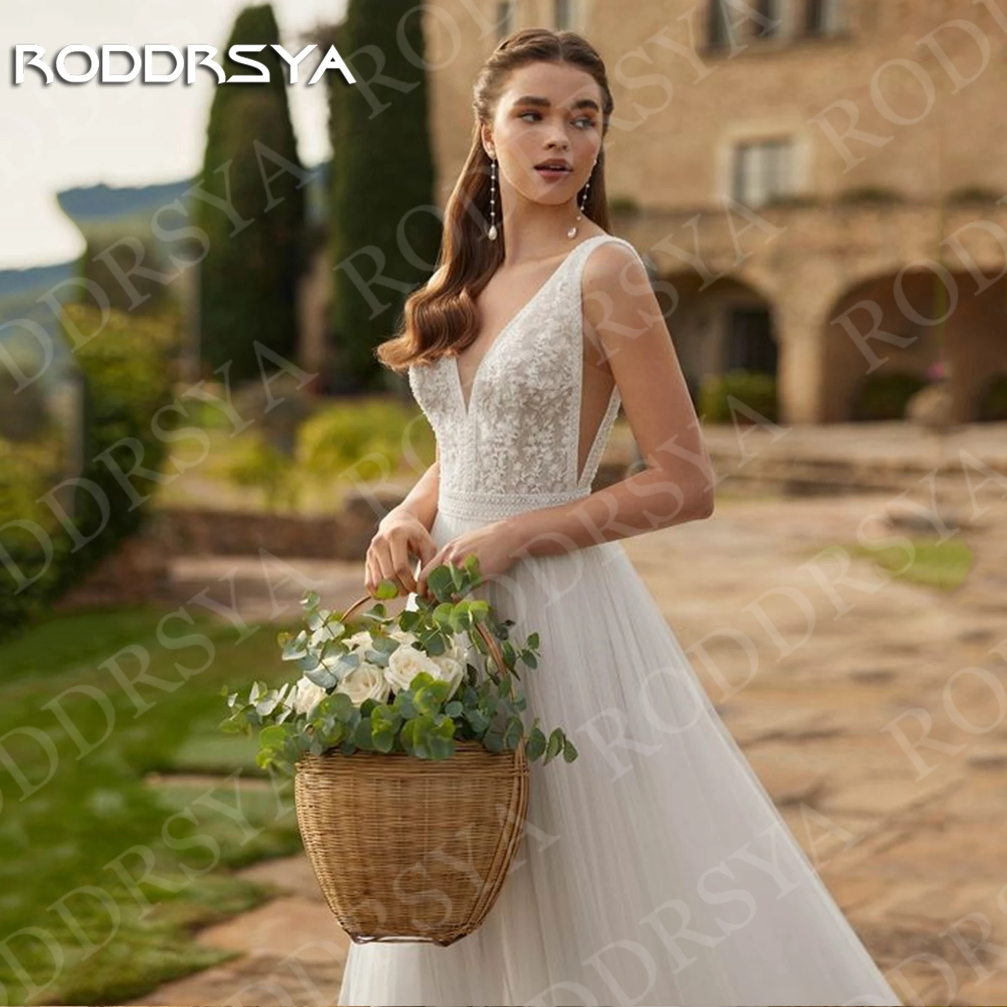 RODDRSYA بوهو عارية الذراعين فستان الزفاف الساحرة يزين الدانتيل الخامس الرقبة بلا أكمام خط فساتين الزفاف مخصصة بوهيميا ثوب الزفاف سحر الدانتيل زين الخامس الرقبة عرف بلا أكمام الزفاف