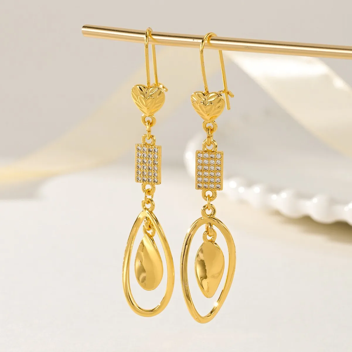 Cross-border e-commerce selection Gold-plated copper-inlaid zirconium earrings, earrings, women's European and American exquisit