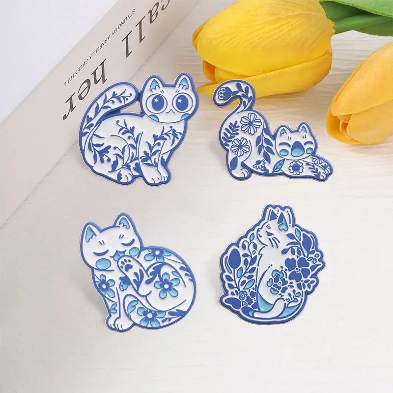 Blau-weiße mediterrane Blumen-Katzen-Emaille-Pin, Cartoon-Retro-Keramik-Kätzchen-Metallbrosche, Taschen-Reversnadel, Schmuckgeschenk für einen Freund – Detail 7