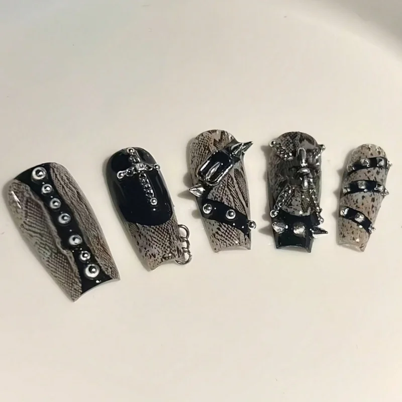 Bild 5: Punk-Style Gürtelketten-Nieten-Kunstform – Coole, trendige Mädchen-Accessoires Silikonform für 3D-Nageldekoration