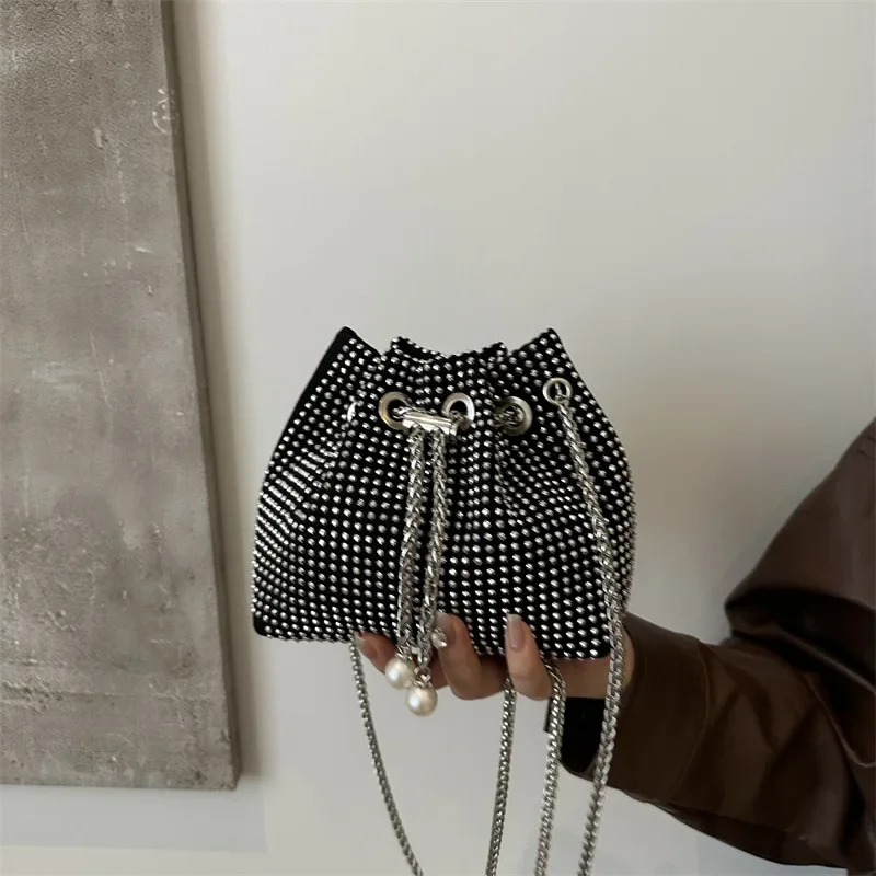 

Fashion niche design bright diamond shoulder versatile bucket bag