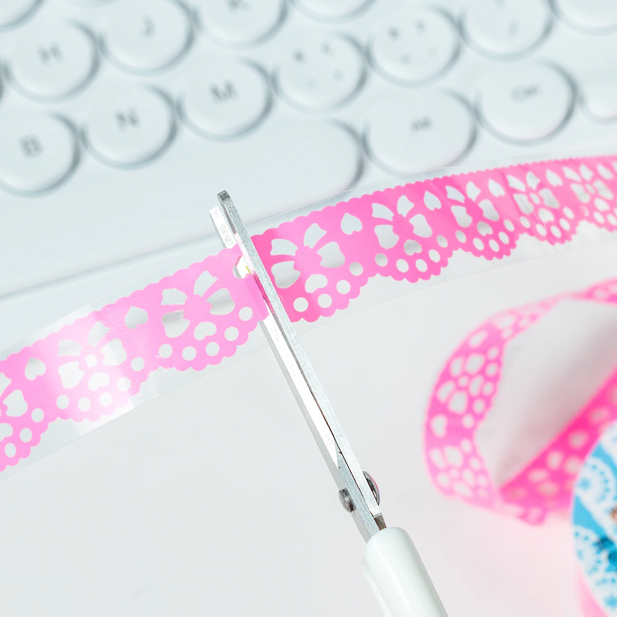 1 ロールのクリエイティブなレーススタイルの PET 防水素材テープ、DIY クリップブックやギフトボックスに適しており、ファッショナブルで美しいです。