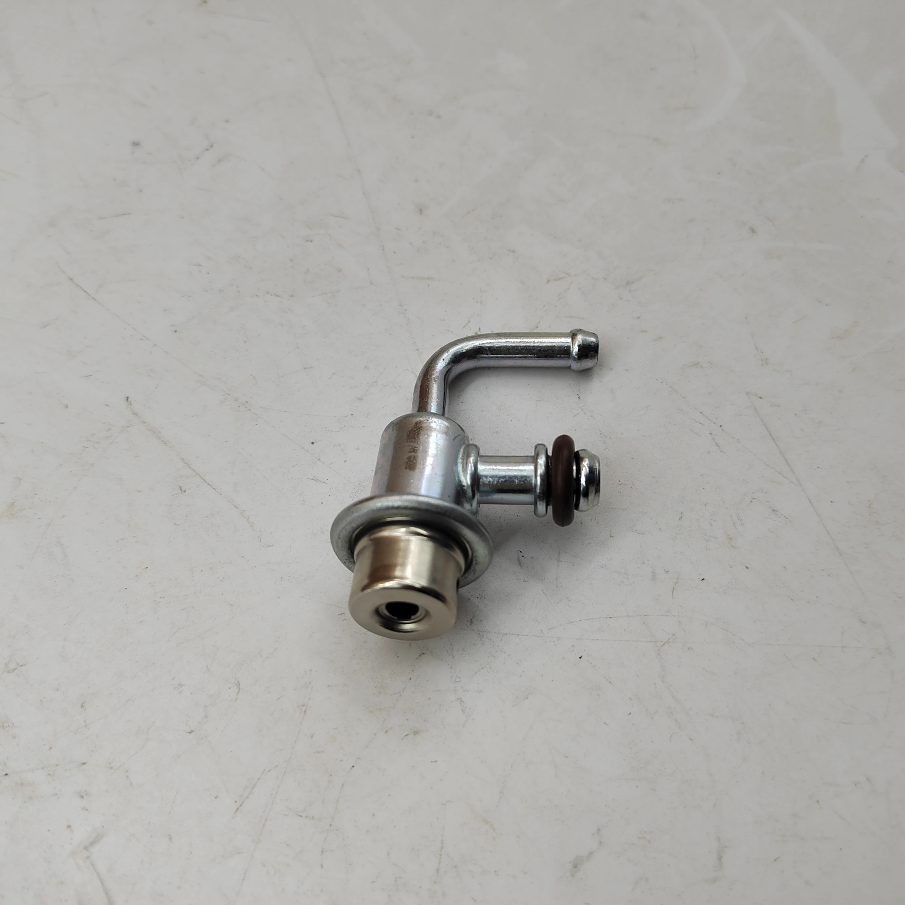 Fuel Pressure Regulator For Mitsubishi Montero Pinin Pajero iO Toyota Lexus 23020-70010 2302070010